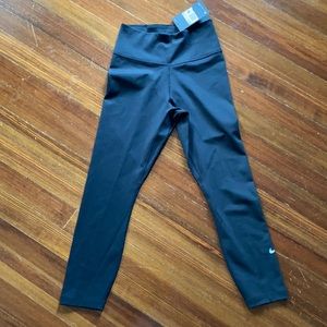 NWT Nike cropped pants